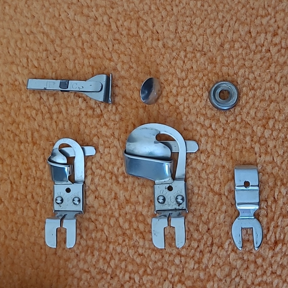 Sewing Machine Presser Foot Sets In Medal Container - Picture 6 of 7